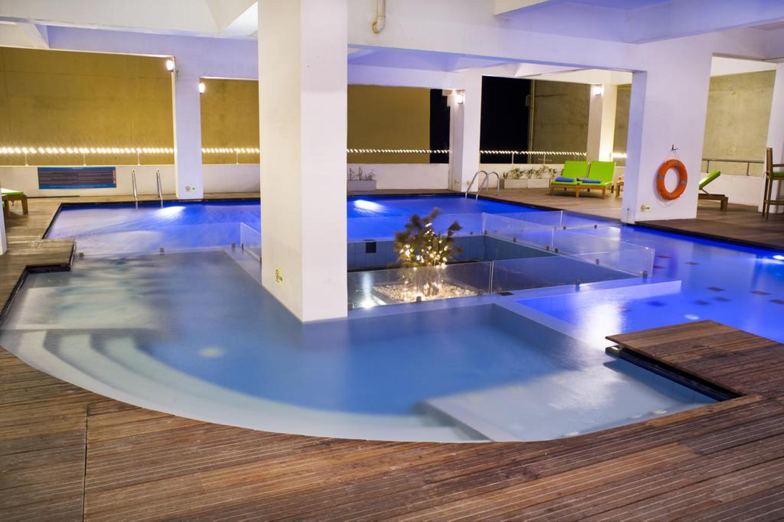 Ocean Edge Suites & Hotel Коломбо Экстерьер фото
