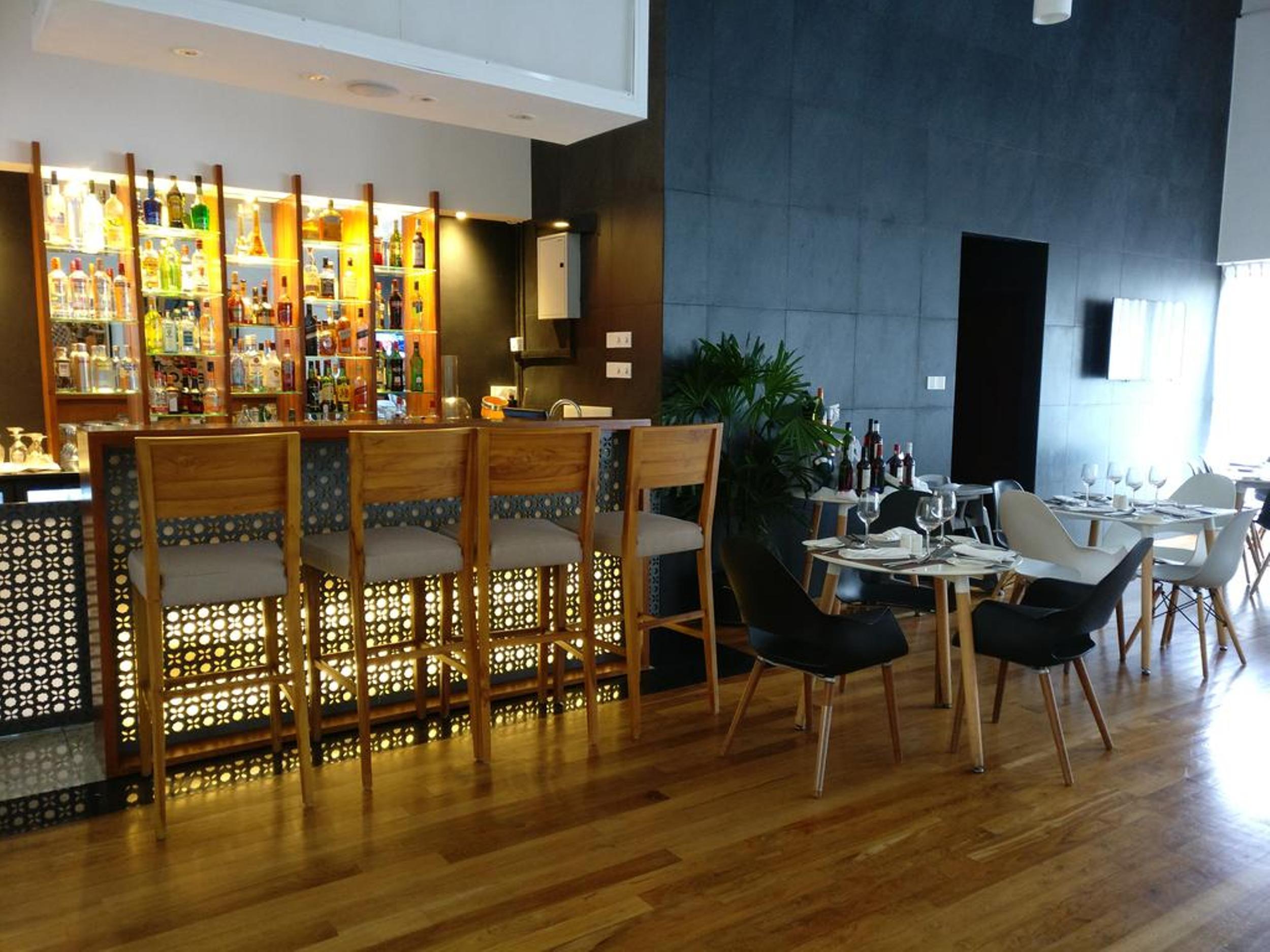 Ocean Edge Suites & Hotel Коломбо Экстерьер фото