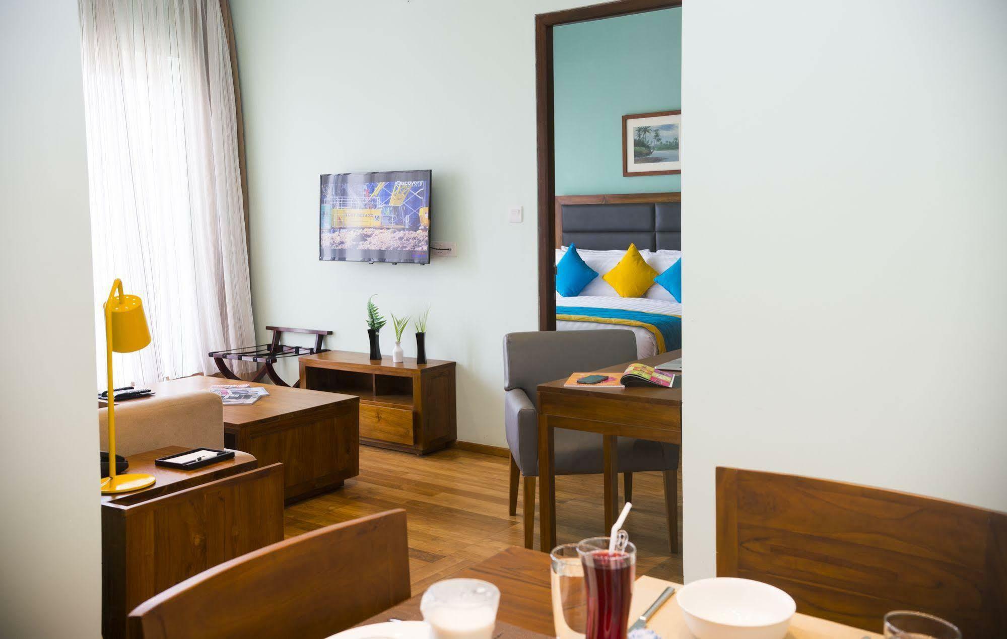 Ocean Edge Suites & Hotel Коломбо Экстерьер фото